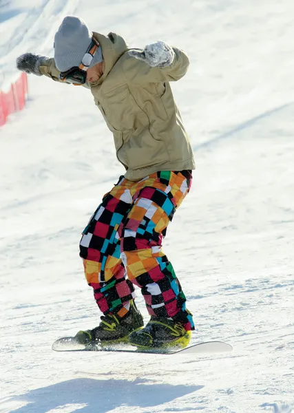 Snowboarder de pé a bordo — Fotografia de Stock