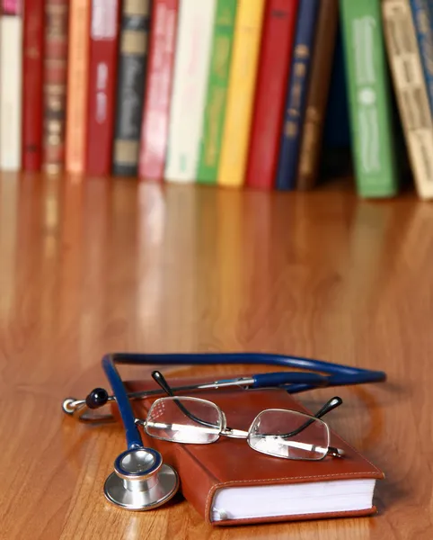 Stetoskop na książce ze skórzaną osłoną — Zdjęcie stockowe