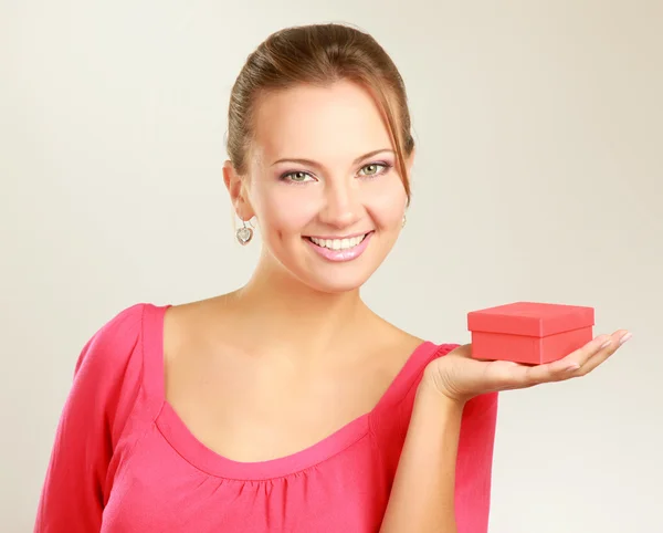 Mujer sosteniendo caja de regalo — Foto de Stock