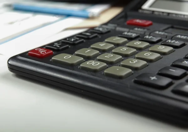 Calculadora, caneta, pasta com documentos — Fotografia de Stock