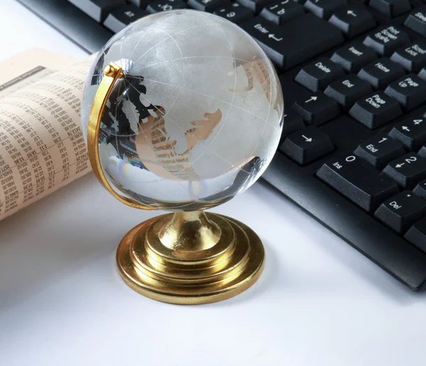 Achtergrond met laptop en globe — Stockfoto