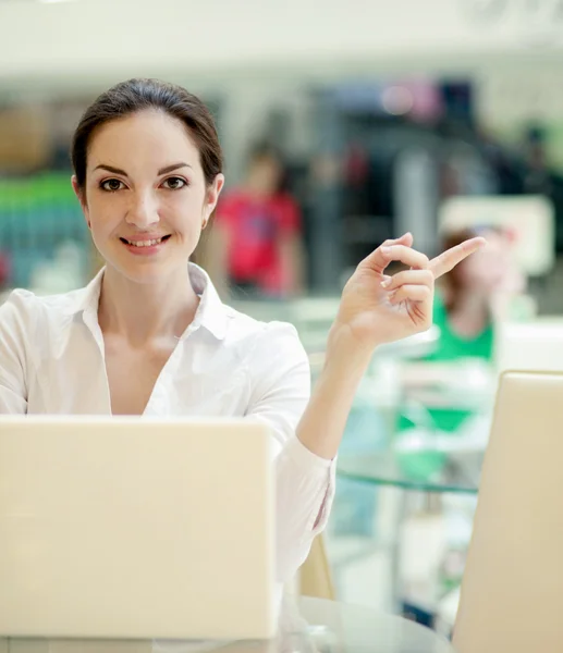 Ragazza con un computer portatile — Foto Stock