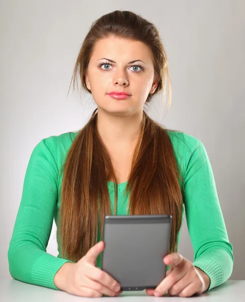 Kobieta trzyma komputer planszetowe — Zdjęcie stockowe