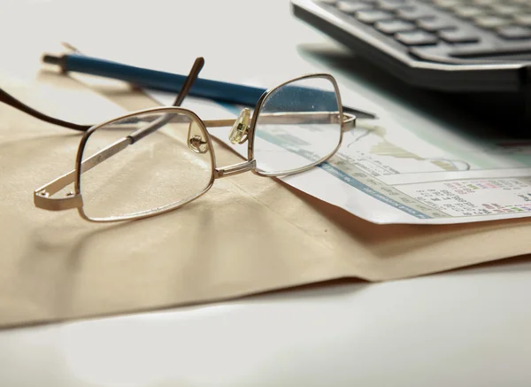 Calculadora, carpeta con papel, pluma y vasos —  Fotos de Stock