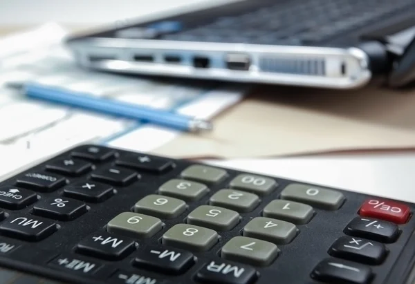 Calculadora, caneta, pasta com documentos, laptop — Fotografia de Stock