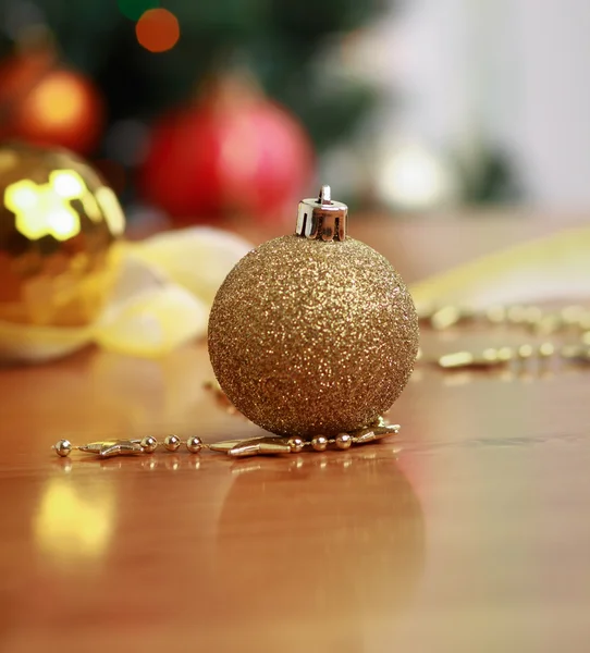 Bal op de achtergrond van de kerstboom — Stockfoto