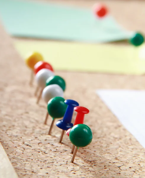 Kork-Anzeigetafel mit verschiedenen Papiernotizen — Stockfoto