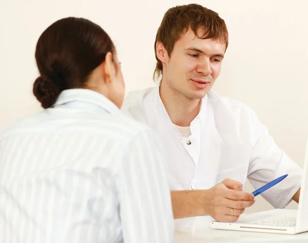 Giovane donna con dentista — Foto Stock