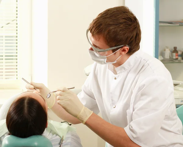 Mujer joven con dentista —  Fotos de Stock