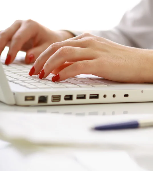 Zakenvrouw werkt aan een laptop — Stockfoto