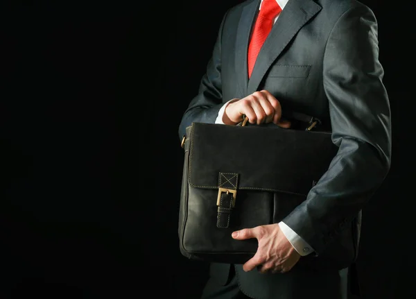 Бизнесмен с сумкой — стоковое фото