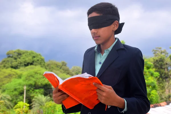 Jähriges Kind Mit Verbundenen Augen Liest Buch Der Regenzeit Auf — Stockfoto