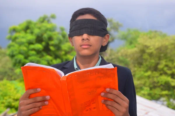 Niño Años Con Libro Lectura Con Los Ojos Vendados Techo — Foto de Stock