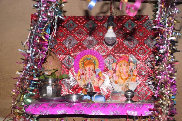 ガネーシャの美しい偶像 象の頭をしたヒンズー教の神 ガネーシュ チャトゥティはインド全土で最も有名な祭りです — ストック写真