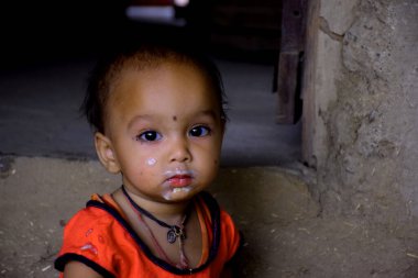 Hintli kırsal anne, 10 aylık bebeğini kaşıkla besliyor, çocuk için ilk katı yiyecek, seçici odaklanma.