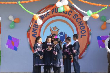 26-01-2020 Dewas, Madhya Pradesh, Hindistan. Bir grup Hintli kız öğrenci okul etkinliği, eğitim konsepti boyunca şarkı söyleyip okula dönüyorlar.
