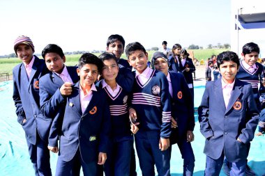 26-01-2020 Dewas, Madhya Pradesh, Hindistan. Bir grup Hintli okul çocuğu, madalyaları ve ödülleri var, eğitim için okuyorlar, okula dönüyorlar.