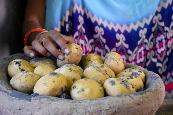 Manos Mujer Rural India Horneando Pan Maceta Barro —  Fotos de Stock