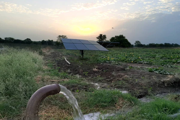 Equipo Agrícola Para Riego Campo Chorro Agua Detrás Del Cual —  Fotos de Stock