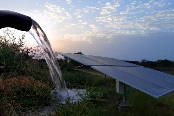 Arazi Sulama Için Tarım Ekipmanları Jeti Arkasında Güneş Paneli Teknik — Stok fotoğraf