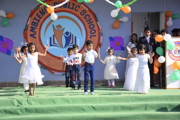 26-01-2020 Dewas, Madhya Pradesh, Hindistan. Bir grup şirin Hintli okul çocuğu dans ediyor, okul etkinlikleri sırasında, eğitim konsepti, okula geri dönüyor.