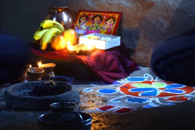 Lakshmi Pooja festivali Hint evinde kutlanıyor. Laxmi ayrıca zenginlik tanrıçası olarak da bilinir, lakshmi puja için bir resim. Diwali konsepti