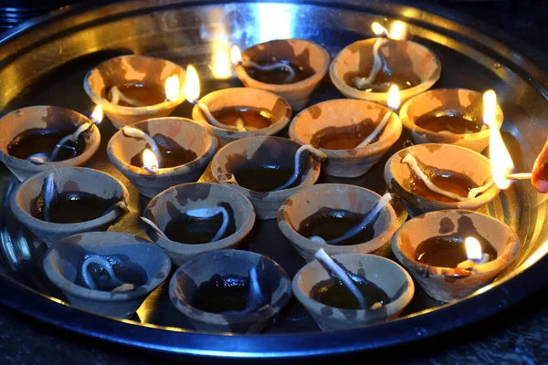 Bir kibrit çöpüyle lamba yakmak, Diwali kutlamaları sırasında geleneksel kil diya lambaları yakmak, Mutlu Diwali