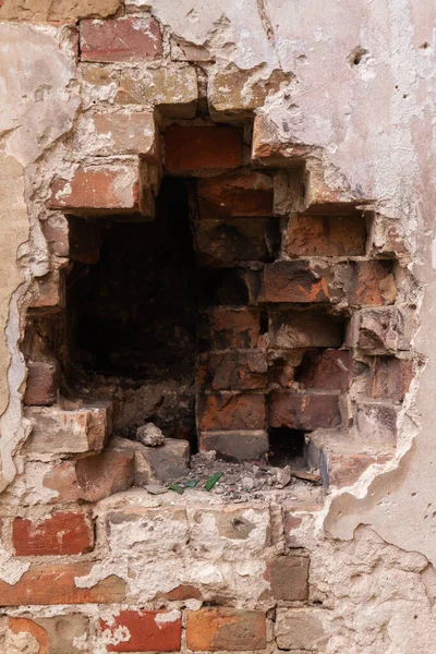 Un vecchio muro di mattoni rossi con muratura rotta — Foto Stock