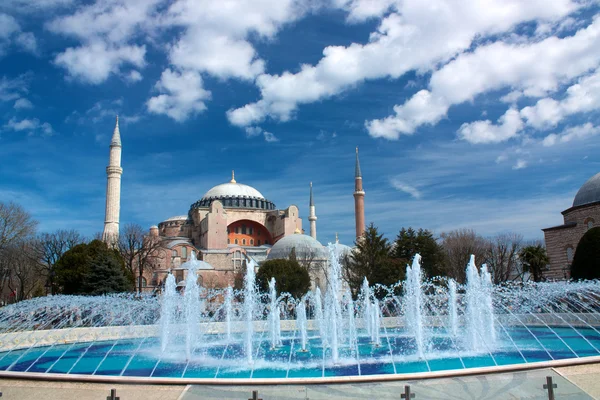 Hagia sofia in daglicht met wolken — Stockfoto