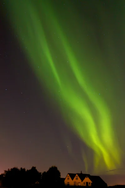 Aurora borealis yukarıda evleri — Stok fotoğraf