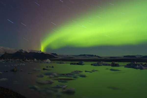 Aurora borealis เหนือทะเลสาบน้ําแข็ง Jokulsarlon — ภาพถ่ายสต็อก