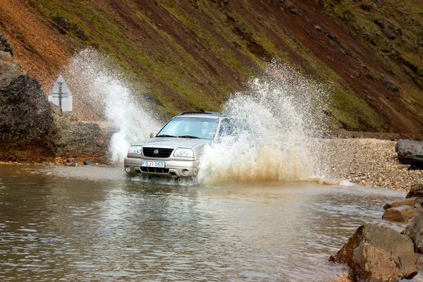在 landmannalaugar 中涉水越野汽车 — 图库照片