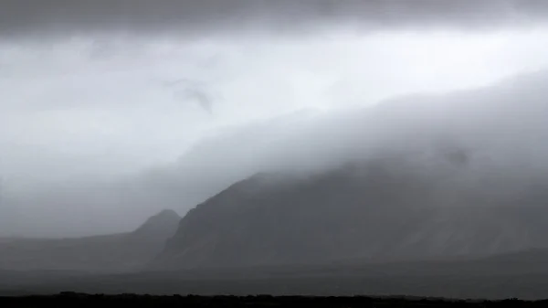 Гори в туман в Thingvellir — стокове фото