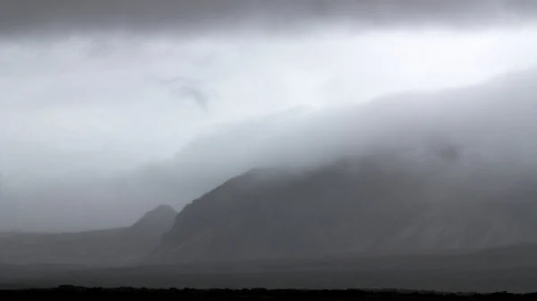 Βουνά σε ομίχλη στην θάλασσα thingvellir Royalty Free Εικόνες Αρχείου