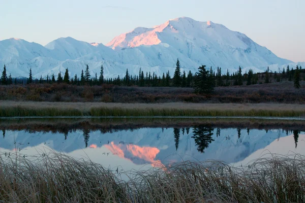 np denali Gölü yakınındaki wonder lake kamp sırasında sunrise, mckinley Dağı