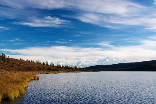 wonder Gölü'nden alınan mckinley Dağı