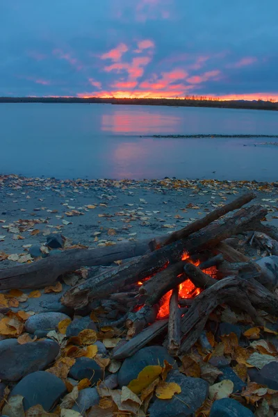 Feu de camp allumé sur le rivage — Photo