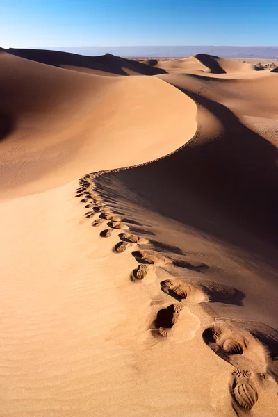 dunes üzerinde insan ayak izleri