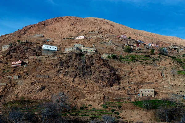 Mała wioska w górach Atlasu wysokiego — Zdjęcie stockowe
