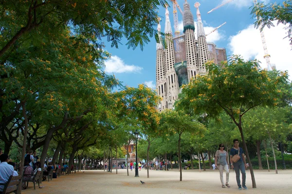 Sagrada Familia dal parco verde con le persone Foto Stock Royalty Free