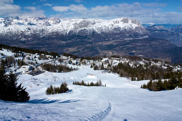 Kışın kar ile monte bondone içinde inişli