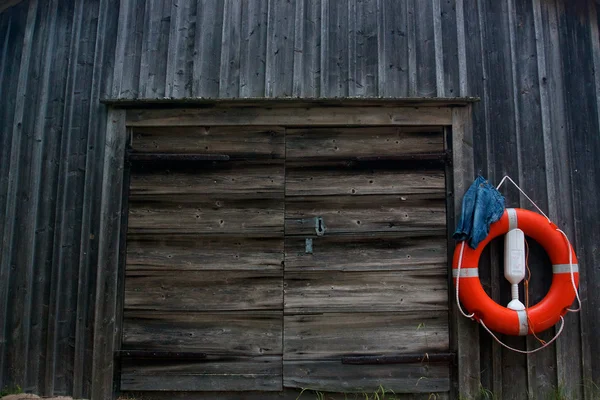 eski ahşap garaj kapının yanında asılı kırmızı hayat yüzük