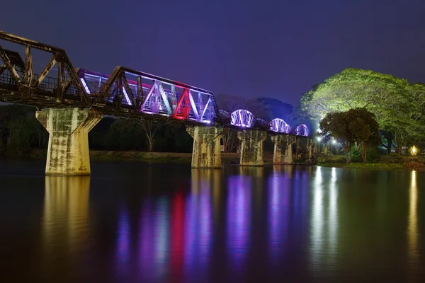 Famoso puente sobre el río Kwai por la noche — Foto de Stock