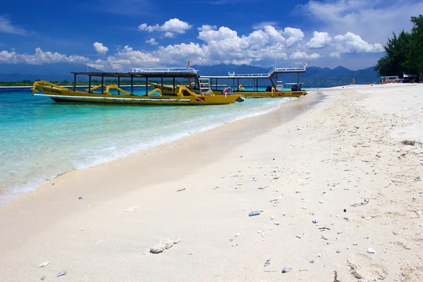 Yellow boats on beach — Stock Photo, Image