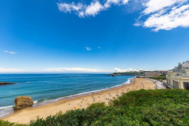 Fransız Bask bölgesinde arka planda deniz feneri olan Biarritz plajı.
