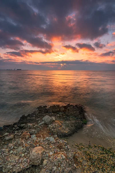 Salida Del Sol Una Playa Rocosa Con Colores Increíbles Concepto — Foto de Stock