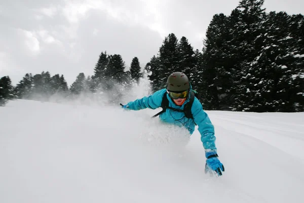 Le snowboardeur tombe dans la neige — Photo