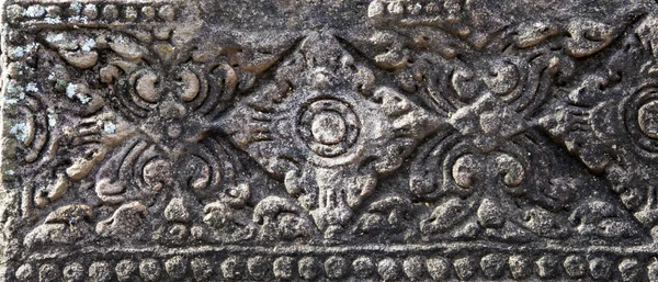 Камбоджийский узор, древняя каменная резьба в каменном замке — стоковое фото