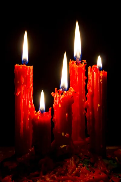 Licht vijf rode kaarsen met zwarte achtergrond Stockfoto
