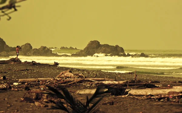 Surf fotograf v akci na kostarické pláži, pavones — Stock fotografie
